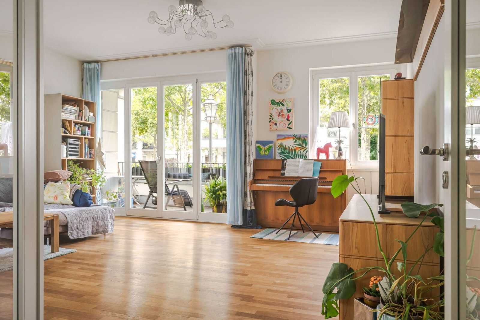 Wohnbereich mit Fensterfront